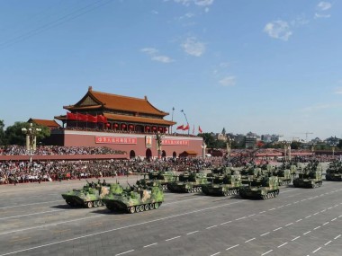 為紀(jì)念中國(guó)人民抗日戰(zhàn)爭(zhēng)暨世界反法西斯戰(zhàn)爭(zhēng)勝利 80 周年，公司組織全體員工觀(guān)看大閱兵